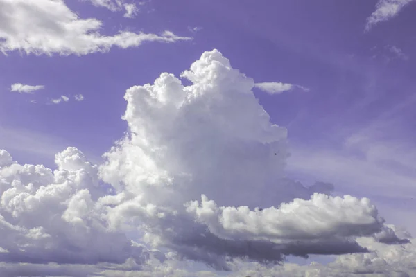 Modrá obloha pozadí mrak krásná neřest a počasí — Stock fotografie