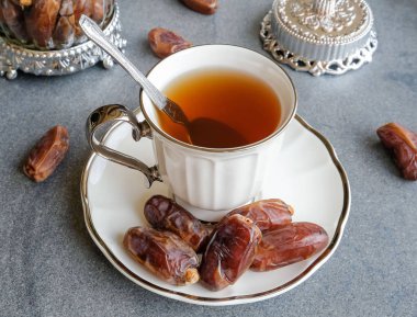 Tarihleri ile tabloda siyah çay servisi