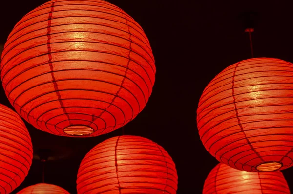 China Lanternas Cor Vermelha Fundo Céu Escuro — Fotografia de Stock