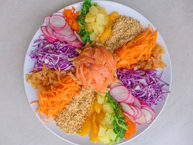 Çin şenlikli mutfağı renkli ve dairesel düzenlenmesi / Carousel, refah atmak / turp, havuç, mandalina, jöle balık, ananas, somon füme, bebek ahtapot, derin kızarmış balık deri