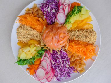 Çin şenlikli mutfağı renkli ve dairesel düzenlenmesi / Carousel, refah atmak / turp, havuç, mandalina, jöle balık, ananas, somon füme, bebek ahtapot, derin kızarmış balık deri