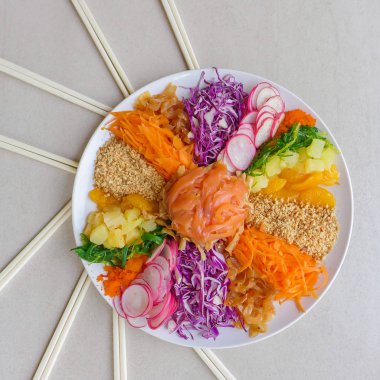 Çin şenlikli mutfağı renkli ve dairesel düzenlenmesi / Carousel, refah atmak / turp, havuç, mandalina, jöle balık, ananas, somon füme, bebek ahtapot, derin kızarmış balık deri
