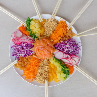 Çin şenlikli mutfağı renkli ve dairesel düzenlenmesi / Carousel, refah atmak / turp, havuç, mandalina, jöle balık, ananas, somon füme, bebek ahtapot, derin kızarmış balık deri