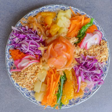 Çin şenlikli mutfağı renkli ve dairesel düzenlenmesi / Carousel, refah atmak / turp, havuç, mandalina, jöle balık, ananas, somon füme, bebek ahtapot, derin kızarmış balık deri