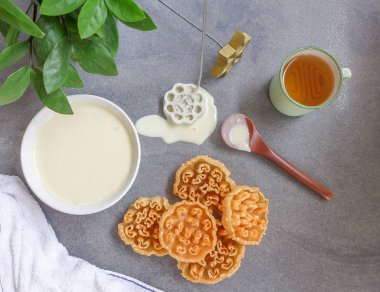 Popüler Malezya ev yapımı şenlikli kurabiye. Arı kovanı kurabiyeler. Bir içine tatlı ve koku tat ısırıldı zaman gevrek ve kırma ısırık hissi verir