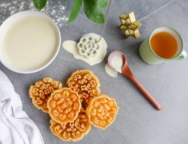 Popüler Malezya ev yapımı şenlikli kurabiye. Arı kovanı kurabiyeler. Bir içine tatlı ve koku tat ısırıldı zaman gevrek ve kırma ısırık hissi verir