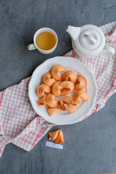 Deliciosos Bocadillos Crujientes Con Proverbios Galletas Fortuna Disfrutando Bocadillos Con — Foto de Stock