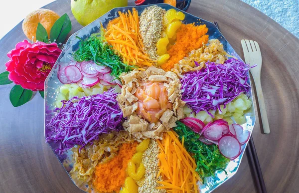 Çin şenlikli mutfağı renkli ve dairesel düzenlenmesi / Carousel, refah atmak / turp, havuç, mandalina, jöle balık, ananas, somon füme, bebek ahtapot, derin kızarmış balık deri