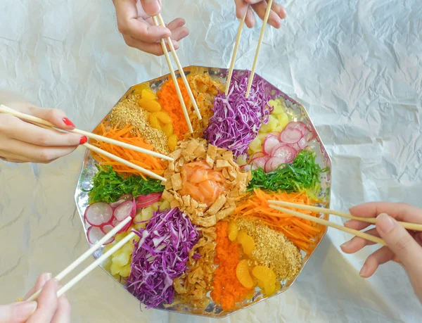 Çin şenlikli mutfağı renkli ve dairesel düzenlenmesi / Carousel, refah atmak / turp, havuç, mandalina, jöle balık, ananas, somon füme, bebek ahtapot, derin kızarmış balık deri