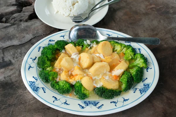 Popüler Çin mutfağı. Japon Tofu brokoli ile. Pürüzsüz, yumuşak, ihale ve etli lezzetli soslu beyaz pilav yemiş