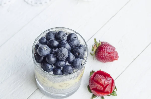 Hausgemachtes Kaltes Und Süßes Dessert Mit Frischem Fruchtbelag Chiasamen Pudding — Stockfoto