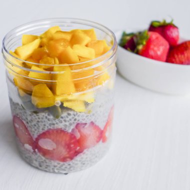 Mango küpleri, çilek dilimleri, chia tohum ve kabak çekirdeği ile ev yapımı soğuk ve tatlı tatlı üst. Chia tohum puding. Sağlıklı, lezzetli ve yüksek diyet lifi