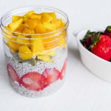 Mango küpleri, çilek dilimleri, chia tohum ve kabak çekirdeği ile ev yapımı soğuk ve tatlı tatlı üst. Chia tohum puding. Sağlıklı, lezzetli ve yüksek diyet lifi