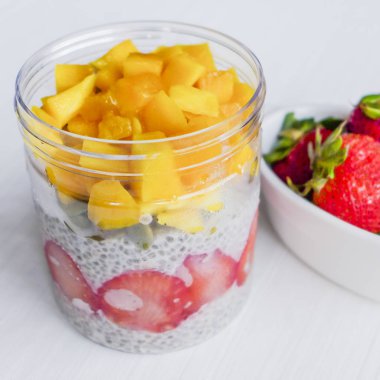 Mango küpleri, çilek dilimleri, chia tohum ve kabak çekirdeği ile ev yapımı soğuk ve tatlı tatlı üst. Chia tohum puding. Sağlıklı, lezzetli ve yüksek diyet lifi