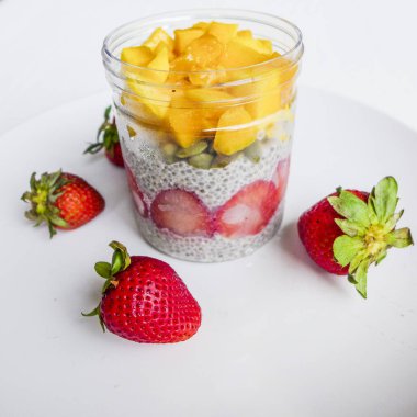 Mango küpleri, çilek dilimleri, chia tohum ve kabak çekirdeği ile ev yapımı soğuk ve tatlı tatlı üst. Chia tohum puding. Sağlıklı, lezzetli ve yüksek diyet lifi