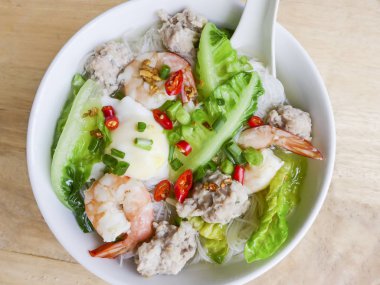 Baharatlı yumurta, karides, köfte ve kase sebze çorbası 