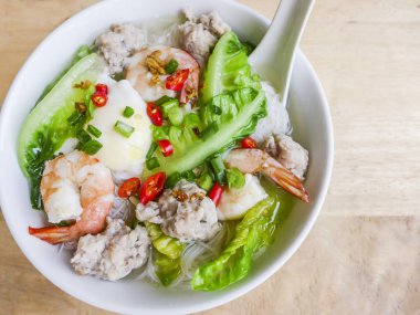 Baharatlı yumurta, karides, köfte ve kase sebze çorbası 