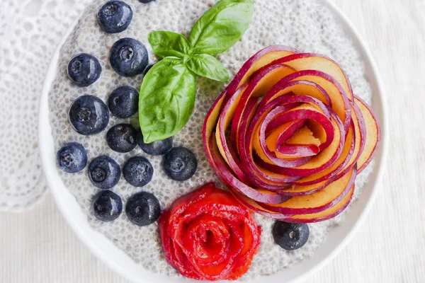 Blütenkreationen Mit Verschiedenen Früchten Geschnitzte Blumen Vollblütige Lebensechte Blüten Mit — Stockfoto