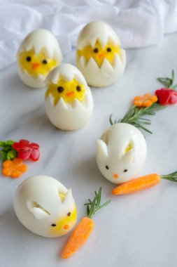 Paskalya tavşanı yumurtası ve tavuk yumurtası ile Paskalya kompozisyonu