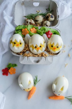 Paskalya tavşanı yumurtası ve tavuk yumurtası ile Paskalya kompozisyonu