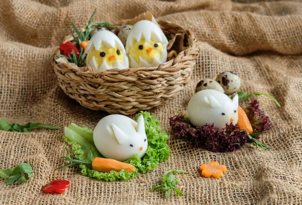 Paskalya tavşanı yumurtası ve tavuk yumurtası ile Paskalya kompozisyonu