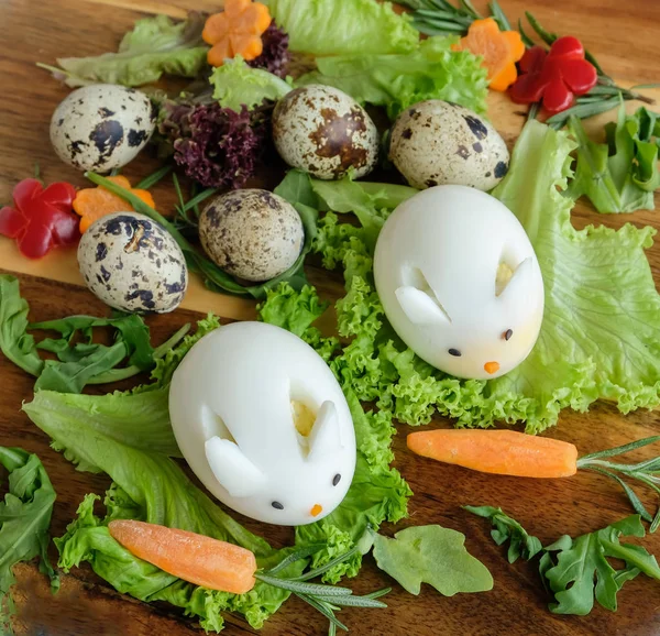 Bıldırcın yumurtası ile paskalya tavşanı yumurtası ile Paskalya kompozisyon