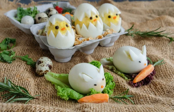 Paskalya tavşanı yumurtası ve tavuk yumurtası ile Paskalya kompozisyonu