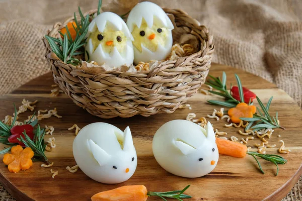 Paskalya tavşanı yumurtası ve tavuk yumurtası ile Paskalya kompozisyonu