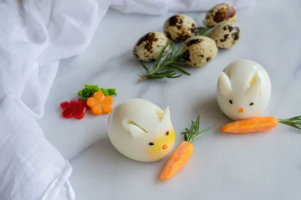 Bıldırcın yumurtası ile paskalya tavşanı yumurtası ile Paskalya kompozisyon