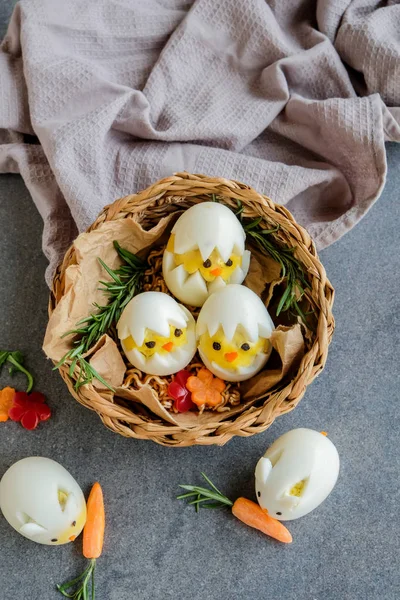 Paskalya tavşanı yumurtası ve tavuk yumurtası ile Paskalya kompozisyonu