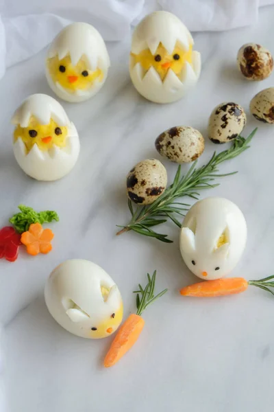 Paskalya tavşanı yumurtası ve tavuk yumurtası ile Paskalya kompozisyonu