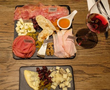 Kürlenmiş et ve peynir kurulu fındık, bal ve kurutulmuş meyve ile servis 