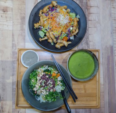 Yemek çubukları ile geleneksel Hakka mutfağı vejetaryen yemek ile Tabaklar 