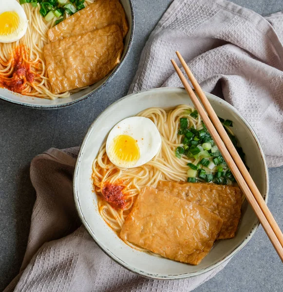 Taze ramen Inari Yaş ve Yumurta ile taze soğan ile servis 