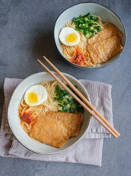 Taze ramen Inari Yaş ve Yumurta ile taze soğan ile servis 