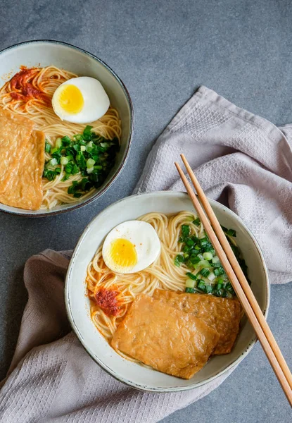 Taze ramen Inari Yaş ve Yumurta ile taze soğan ile servis 