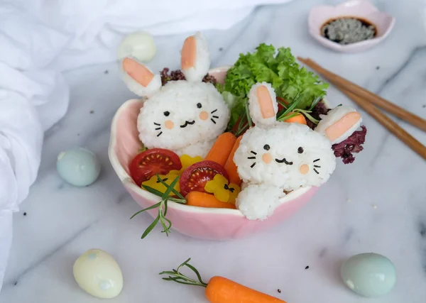 Lezzetli ev yapımı Japon mutfağı Tavşan salata ile onigiri şeklinde