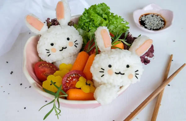 Lezzetli ev yapımı Japon mutfağı Tavşan salata ile onigiri şeklinde
