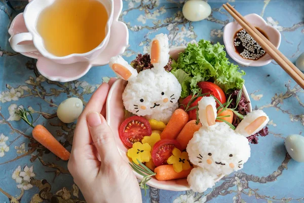 Lezzetli ev yapımı Japon mutfağı Tavşan salata ile onigiri şeklinde