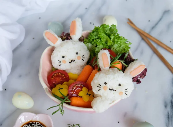 Lezzetli ev yapımı Japon mutfağı Tavşan salata ile onigiri şeklinde