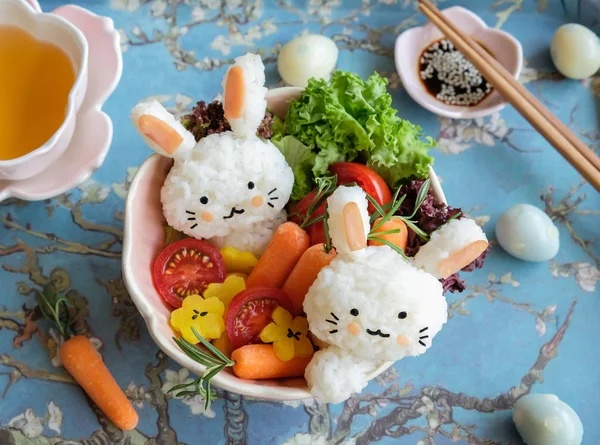 Lezzetli ev yapımı Japon mutfağı Tavşan salata ile onigiri şeklinde