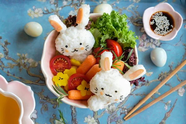 Lezzetli ev yapımı Japon mutfağı Tavşan salata ile onigiri şeklinde