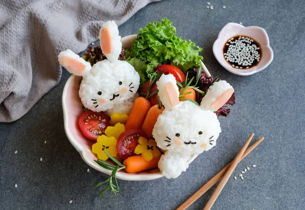 Lezzetli ev yapımı Japon mutfağı Tavşan salata ile onigiri şeklinde