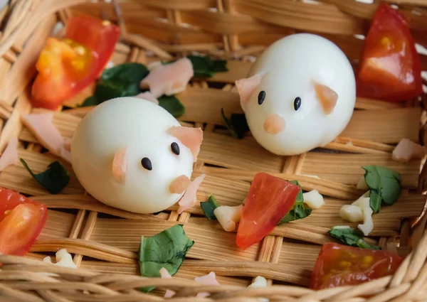 Hasır sepetanimasyonlu piggy şekil bıldırcın yumurtası Ev yapımı gıda zanaat 