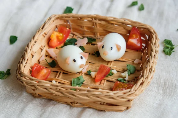 Hasır sepetanimasyonlu piggy şekil bıldırcın yumurtası Ev yapımı gıda zanaat 