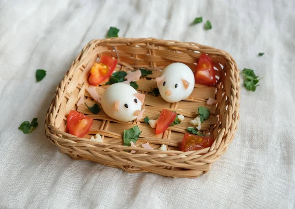 Hasır sepetanimasyonlu piggy şekil bıldırcın yumurtası Ev yapımı gıda zanaat 