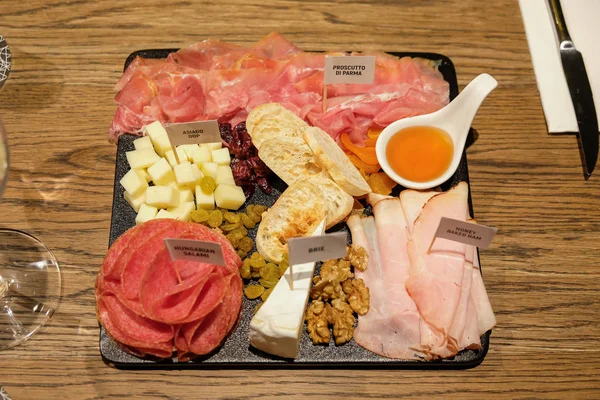 Carne Curada Placa Queijo Servida Com Nozes Mel Frutas Secas — Fotografia de Stock