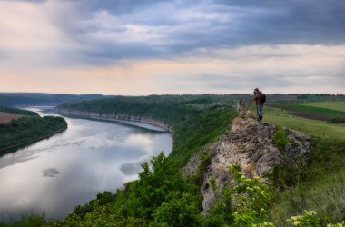 adam bir nehir bir taşın üzerinde