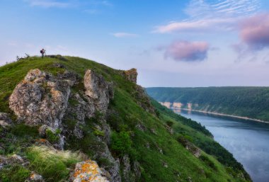 adam bir nehir bir taşın üzerinde