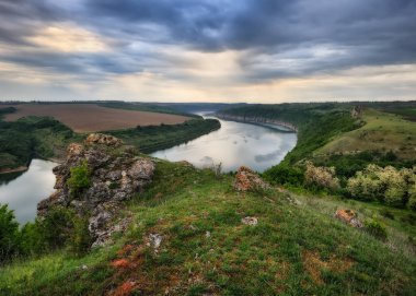 Sabah kanyonu Dinyester Nehri